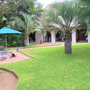 كمبتون بارك Safari Club Guest Lodge Or Tambo International Airport Exterior photo