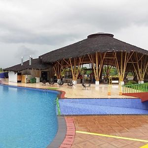 Simpangempat Urbanview Hotel Belitung Lodge Resto & Club House By Reddoorz Exterior photo