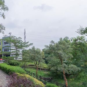 غونونغبوتري Redliving Apartemen Gunung Putri - Sirooms Exterior photo