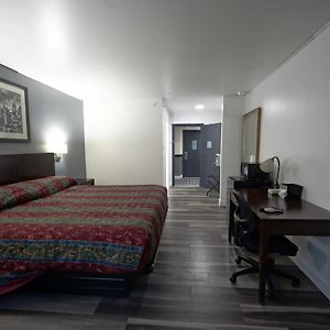 Berlin Greenwoods Inn & Suites Exterior photo