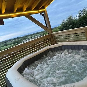 فندق Llanasaفي  Angies Den - Quirky Cabin With Hot Tub & Views Exterior photo