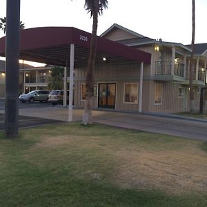 ال سنترو Value Inn & Suites Exterior photo