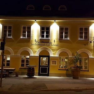فريسينج Der Heurige Im Gasthaus Zum Lowen Exterior photo