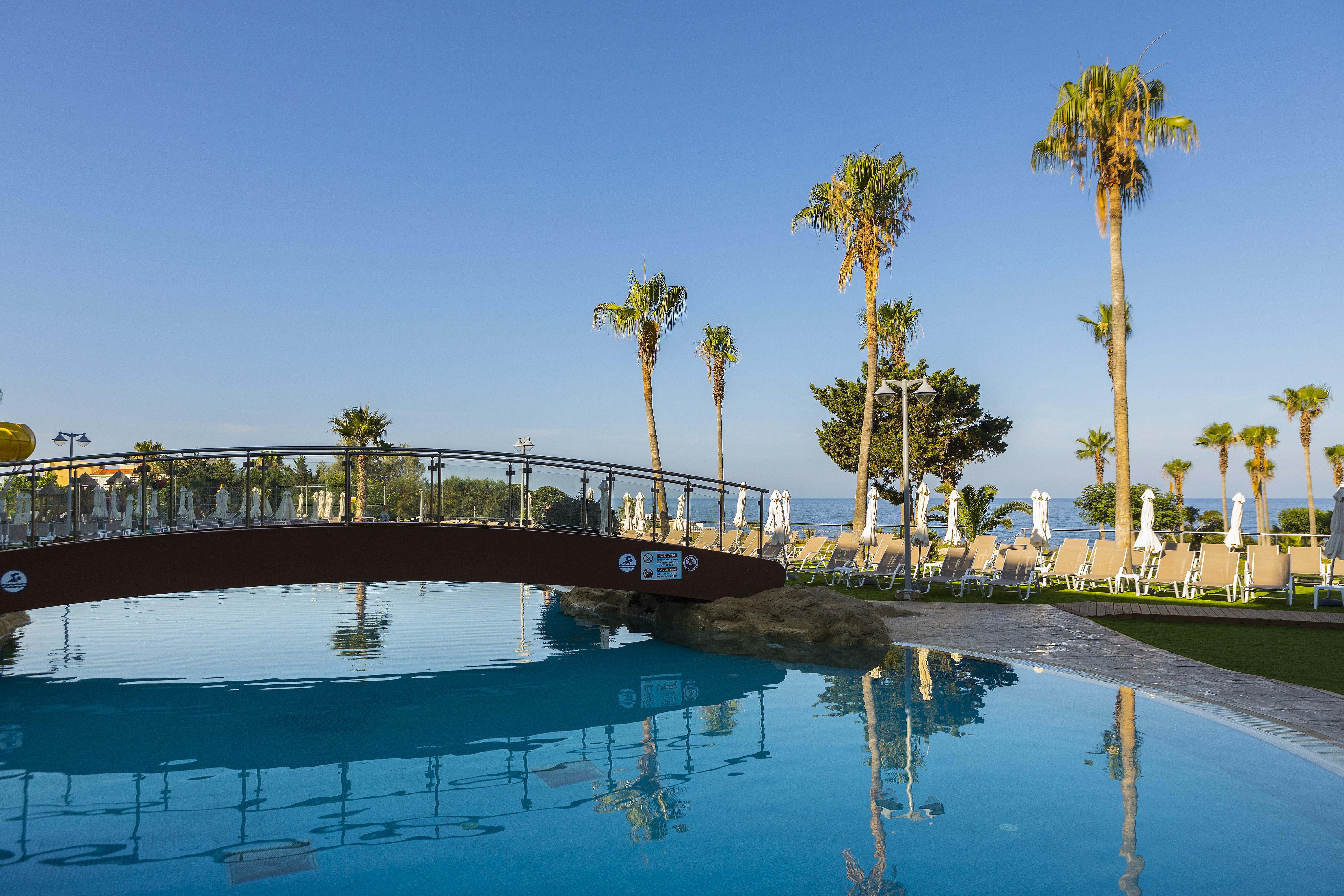 بافوس Leonardo Laura Beach & Splash Resort المظهر الخارجي الصورة
