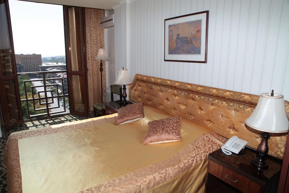 فندق يريفانفي  فندق شيراك المظهر الخارجي الصورة