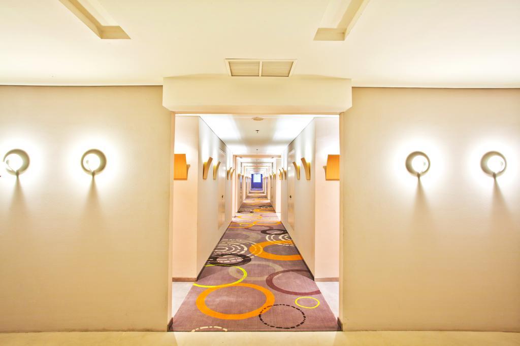 فندق سورابايافي  فندق ومركز مؤتمرات هاريس جوبنج الغرفة الصورة