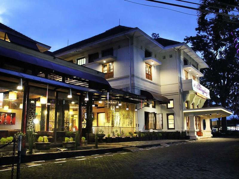 باندونج Hotel Bumi Sawunggaling المظهر الخارجي الصورة