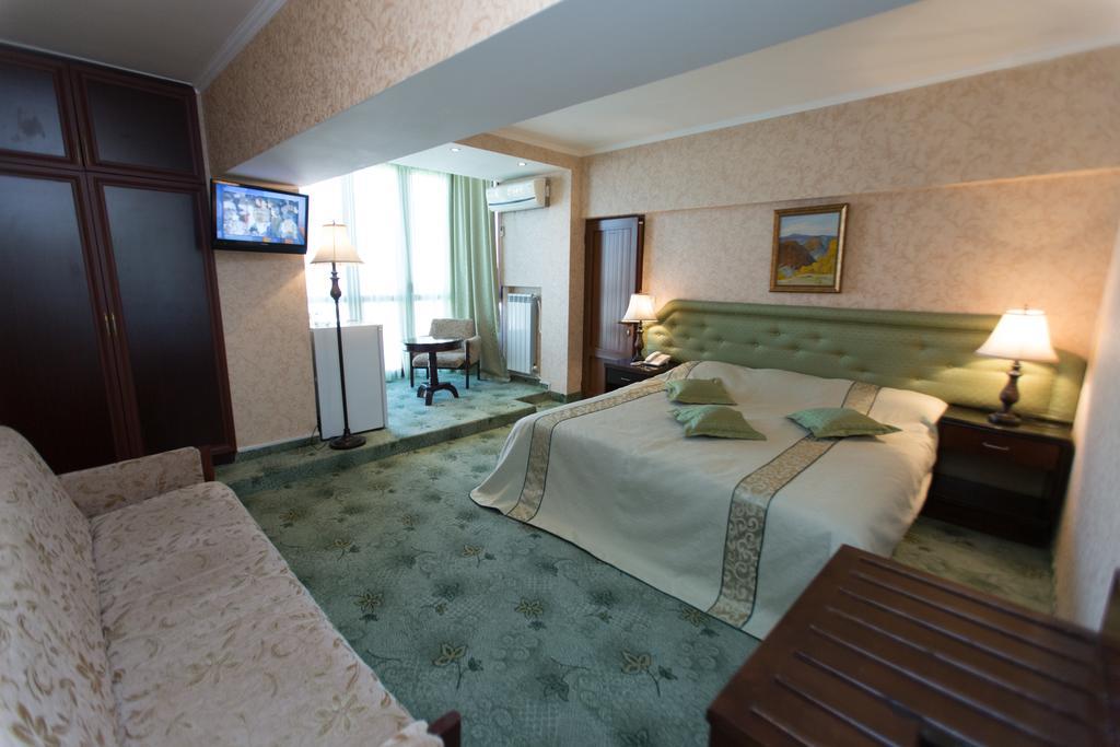 فندق يريفانفي  فندق شيراك الغرفة الصورة