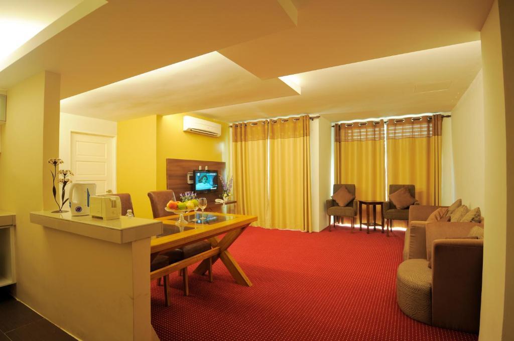 كوتا بْهارو Khalifa Suites Hotel & Apartment الغرفة الصورة