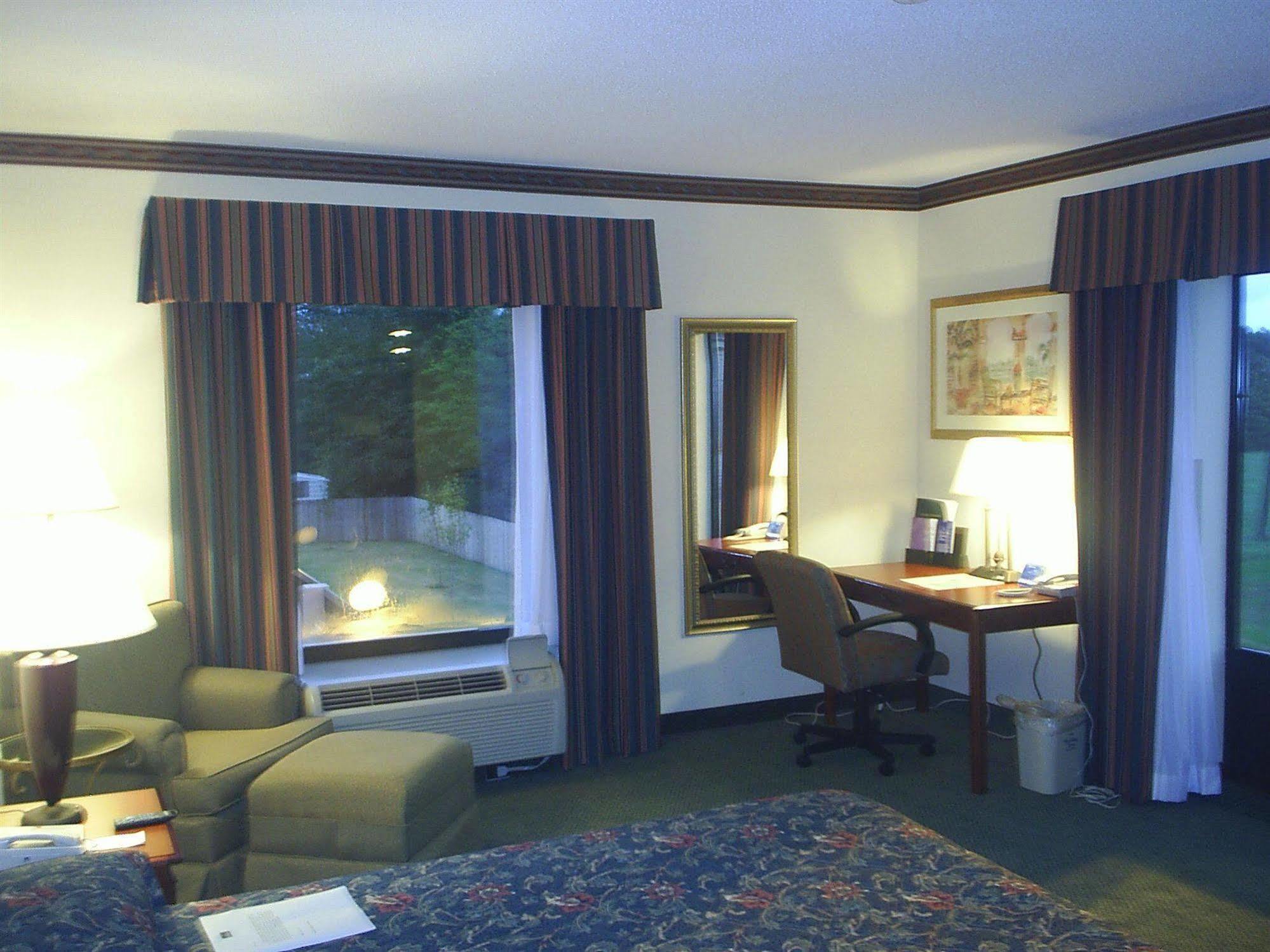 فندق كليفلاندفي  فندق وأجنحة هوليداي إن إكسبريس كيليفلاند - إم إس الغرفة الصورة
