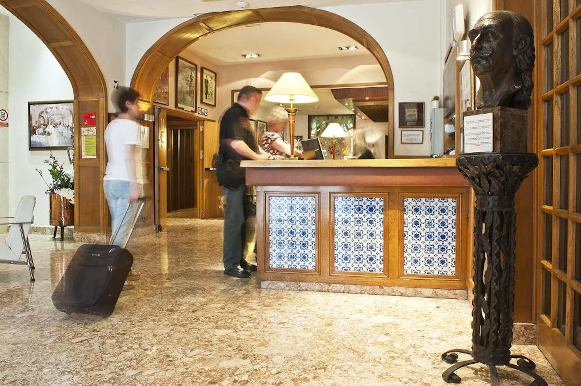 فندق فيغيريسفي  فندق ومطعم دوران المظهر الخارجي الصورة