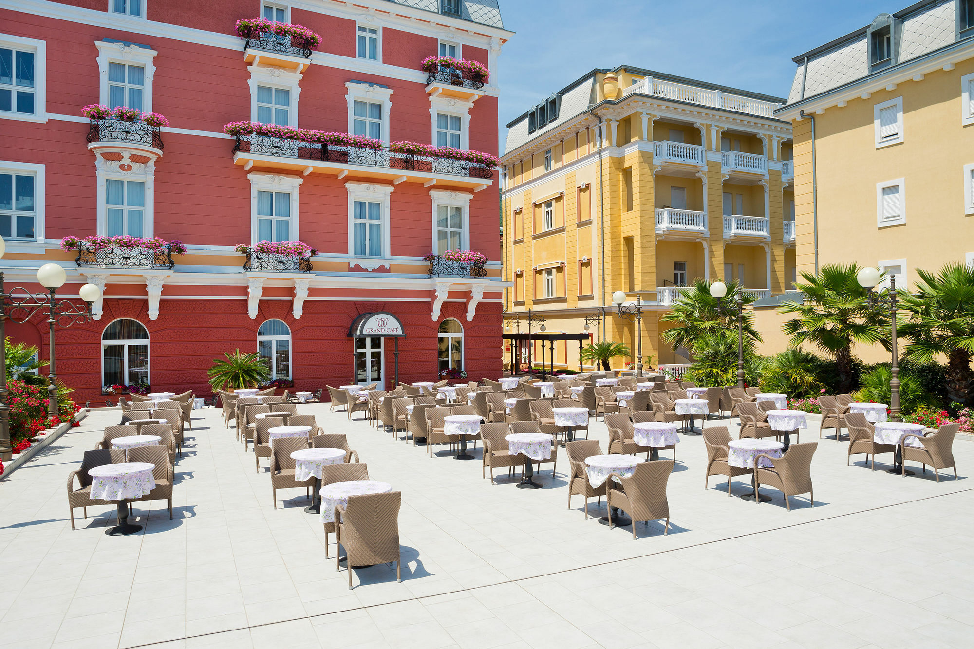 فندق أوباتيافي  فندق جراند 4 أوباتيجسكا سفيجيتا المظهر الخارجي الصورة