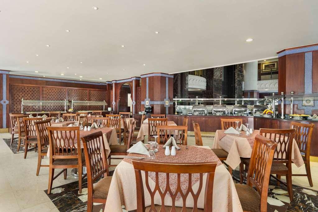 فندق المدينة المنورةفي  Ramada Madinah Al Hamra المطعم الصورة