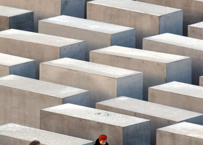 Holocaust Memorial Berlin presses ahead with Holocaust memorial photo