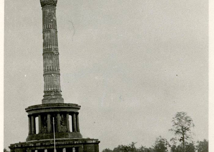 Victory Column U.S. soldiers in front of the Victory Column in postwar Berlin ... photo