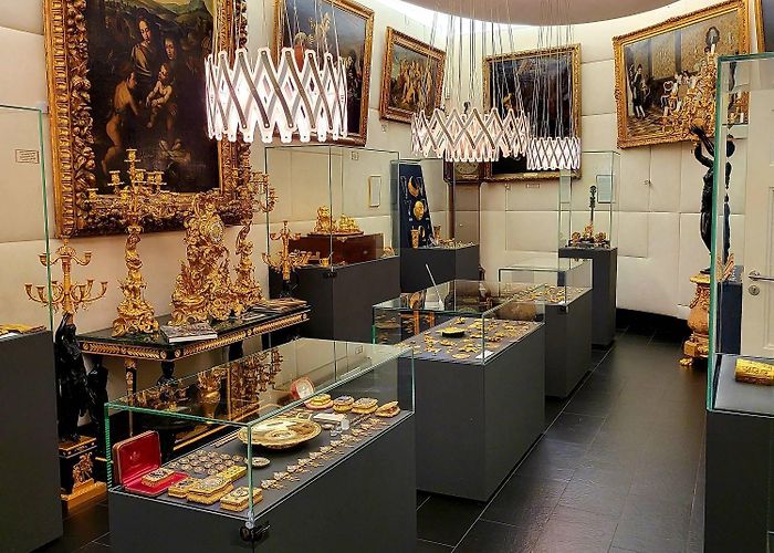 Faberge Museum Hall Gold of the World – Faberge Museum photo