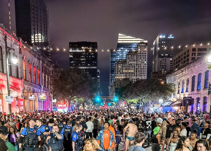 6th Street Quick snap of 6th st. last night : r/Austin photo