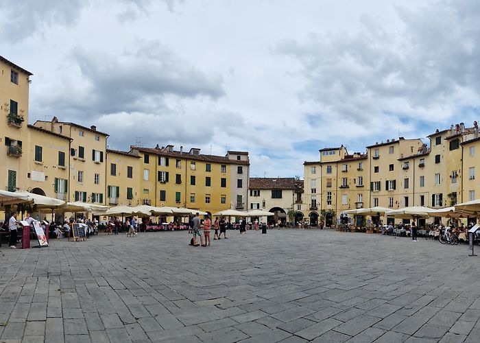 Piazza dell' Anfiteatro Piazza dell'Anfiteatro, Lucca, Italy [OC] : r/CityPorn photo