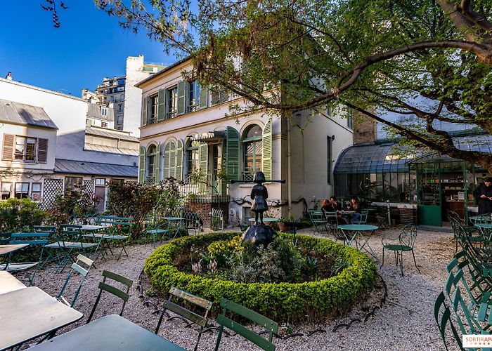 Musee de la Vie Romantique The Musée de la vie romantique in Paris, a green and charming ... photo