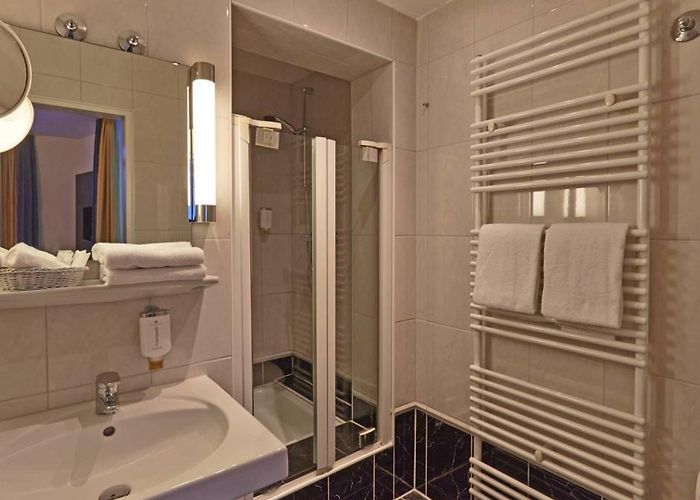 Johannesbad Thermal Baths H+ Hotel Bremen, Mitte : hotel during the day - Dayuse.com photo