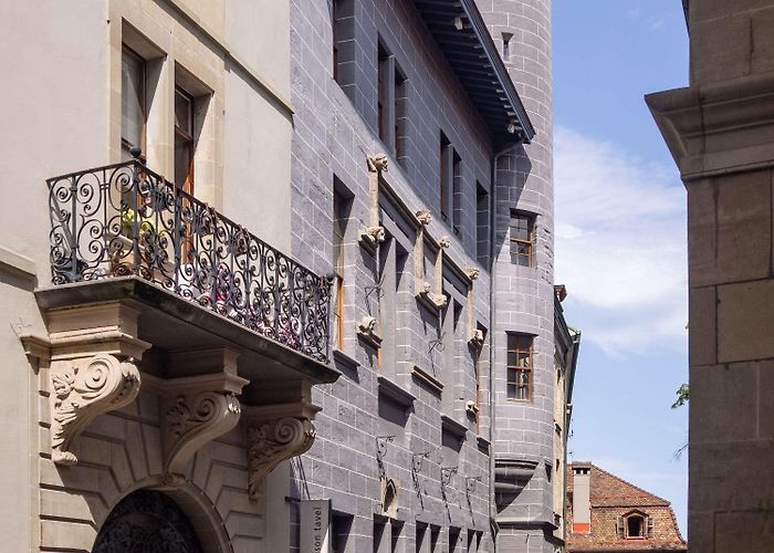 Tavel House Guide to Old Town Geneva - The Hour Glass Official photo