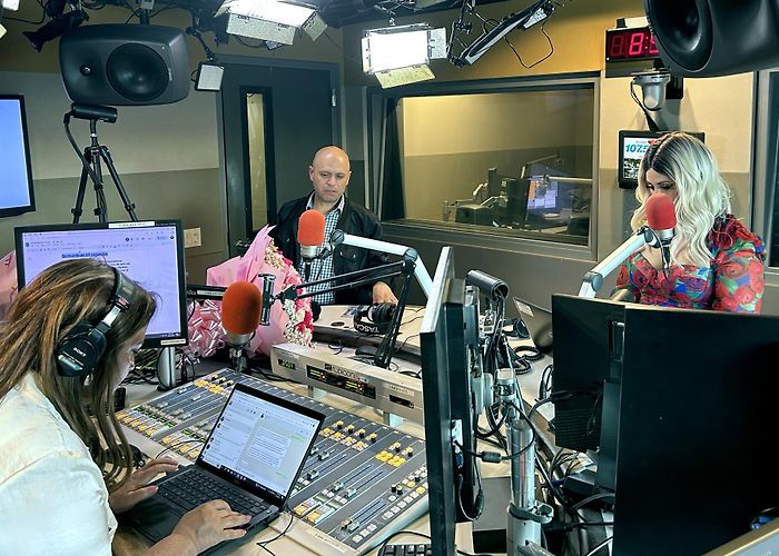 Estación de La Nava María Elena Nava, icono de la radio en español, vuelve a KLVE ... photo