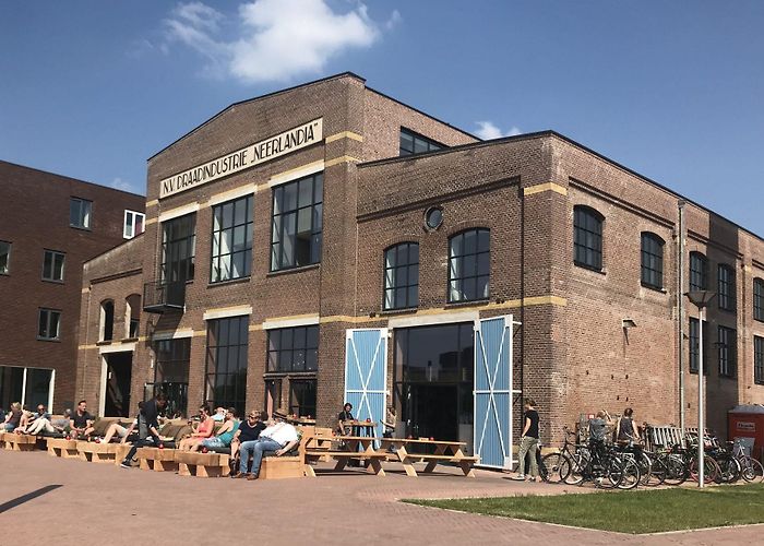 Hoograven-Zuid Genieten aan het water in Hoograven: Op Zuid is geopend! photo