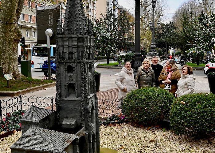 Alameda de Oviedo El Ayuntamiento restaura y sustituye la cruz de la catedral de la ... photo