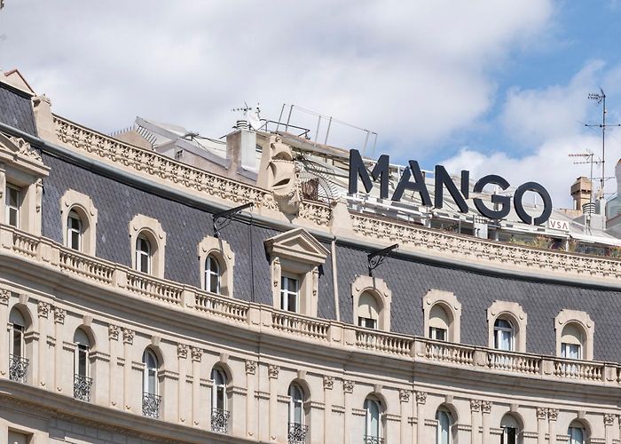 Plaza Francesc Macia Mango refuerza su presencia en Barcelona con la instalación de su ... photo