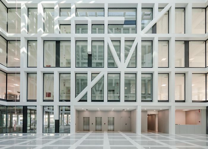 Transparent Building URBO Business Center by Nuno Capa Arquitecto | Office buildings photo