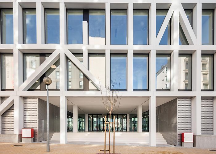 Transparent Building URBO Business Center by Nuno Capa Arquitecto | Office buildings photo