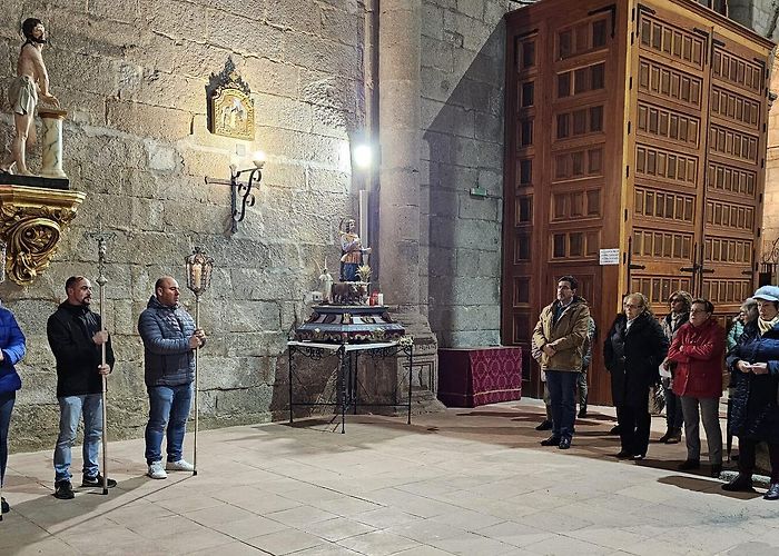 Parroquia San Miguel Arcangel Peñaranda recuerda a sus difuntos con el rezo del rosario y ... photo