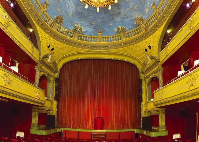 Bonbonniere Music makes people photo