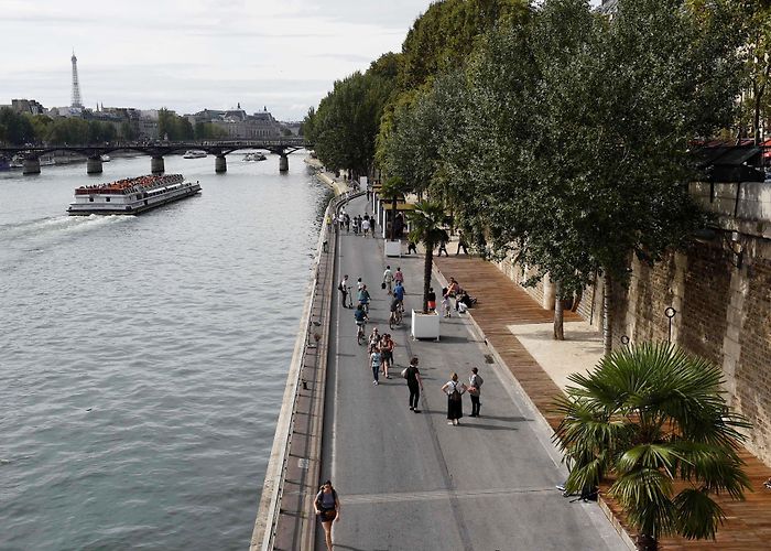Right Bank Paris bans cars from Right Bank expressway photo
