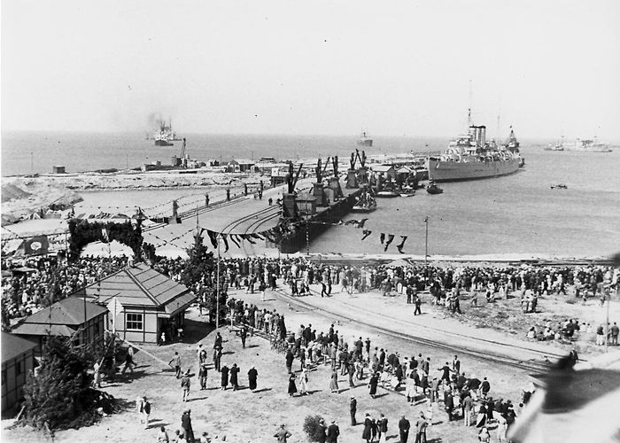 Port Elizabeth Harbour Port Elizabeth of Yore: The HMS Dorsetshire-First Ship in New ... photo