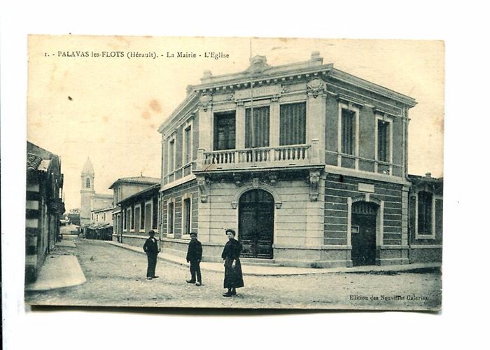 Paroisse Palavas les Flots - CP - PALAVAS (34) LA MAIRIE L EGLISE photo
