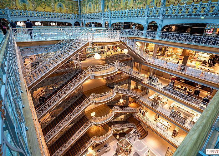 Quai des Marques Shopping malls open on Holy Thursday 2022 in Paris and Île-de ... photo