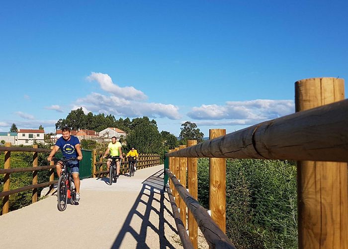 Estacion de Cerceda Una caminata popular para inaugurar el tramo Cerceda-Oroso de la ... photo