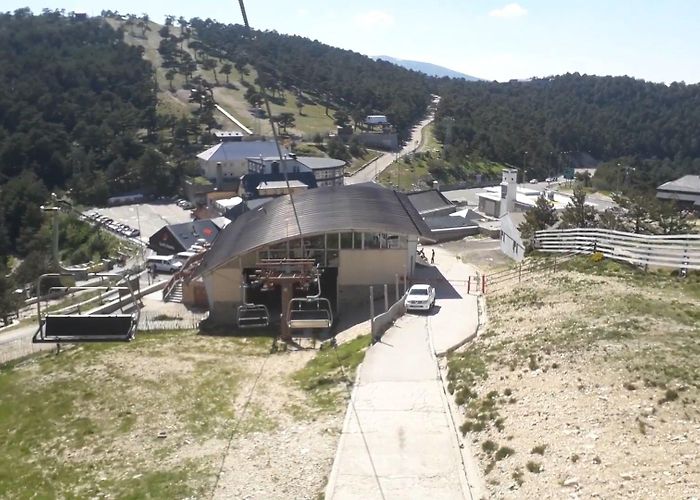 Guarramillas La estación de esquí del Puerto de Navacerrada abre su telesilla ... photo
