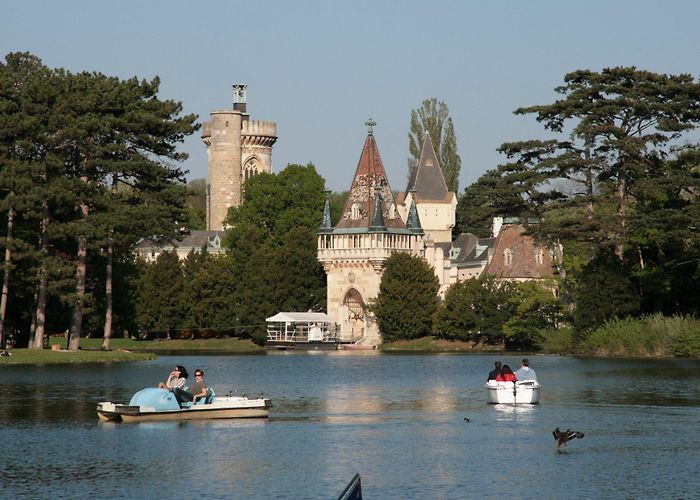 GC Schloss Ebreichsdorf Erlebe, spüre und begreife die Region Wienerwald — HOTEL LANDHAUS ... photo