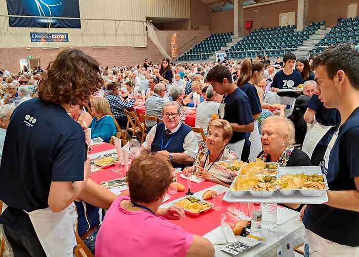 Associacio D'antics Alumnes Lasalle Cambrils La gente mayor de Cambrils disfruta de su día compartiendo mesa y ... photo