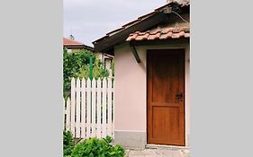 فيلا Cute Little House With A White Picket Fence بورغاس Exterior photo