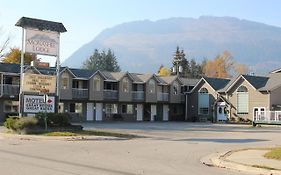 ريفيلستوك Monashee Lodge Exterior photo