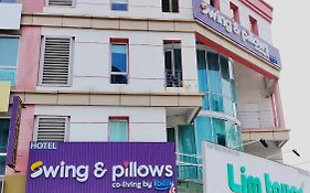 Swing & Pillows - Pj كوتا دامانسارا Exterior photo