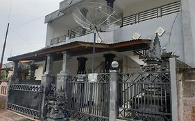 Oyo 90810 Ravaya Homestay سينغاراجا Exterior photo