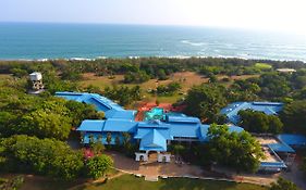 The Oasis Beach Resort هامبانتوتا Exterior photo