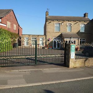 Geordie Pride Lodge Liversedge Exterior photo