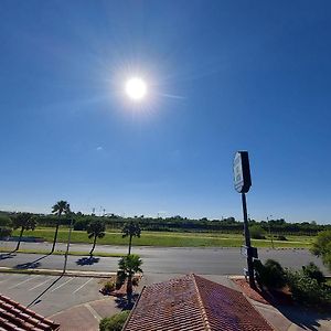 University Inn & Suites براونزفيل Exterior photo