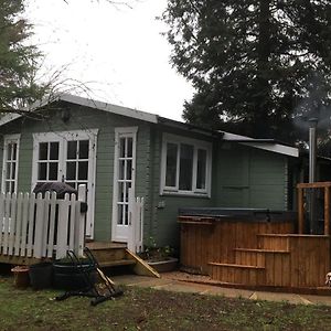 فيلا فارنهامفي Woodland Cabin With Private Wood-Fired Hot-Tub Exterior photo