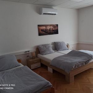 شقة Apartmanovy Dom Stummerova Topoľčany Exterior photo